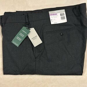 Men’s gray hemmed Alfani hemmed dress pants. W 38, L 32